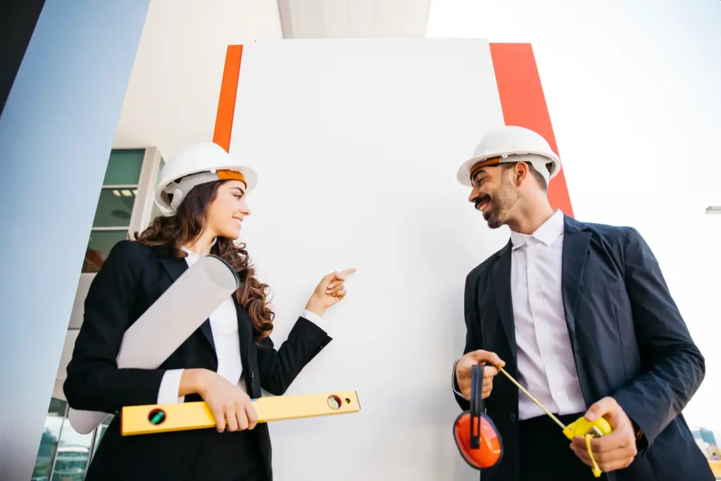 presentation-concept-with-architects-wearing-helmets